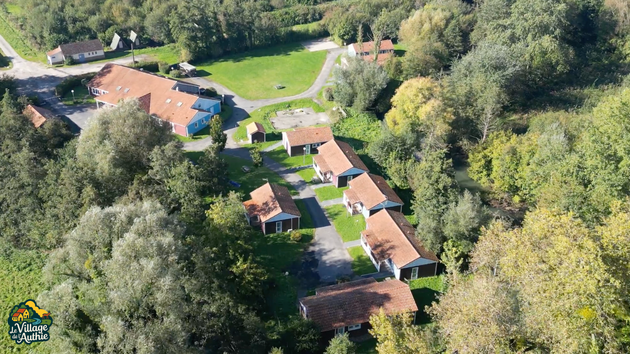 Aperçu du Village de l’Authie : chalets regroupés, nature, rivière