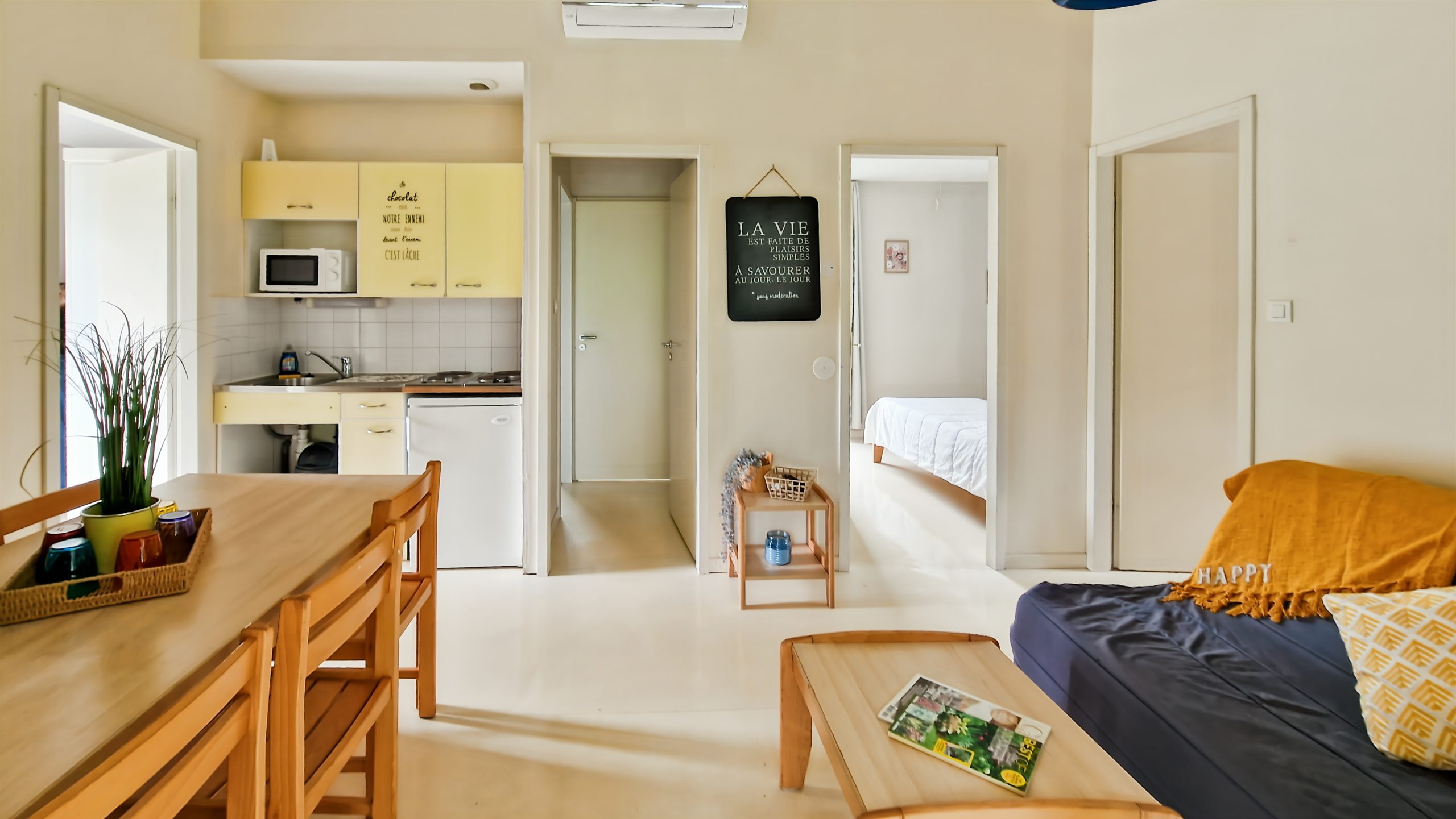 Intérieur de chalet, pièce de vie
